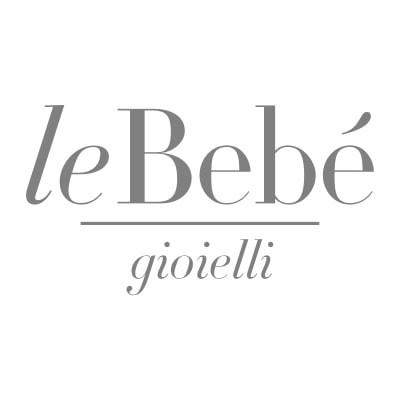 Logo grigio con la scritta leBebé gioielli in elegante grafia, con leBebé sopra una linea orizzontale e gioielli sotto di essa. Lo sfondo bianco evidenzia lo stile raffinato che spesso viene menzionato su "dicono di noi".