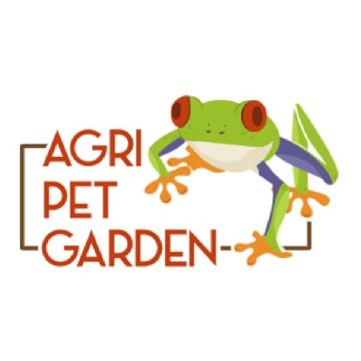Logo con una rana verde illustrata e la scritta AGRI PET GARDEN in grassetto rosso-arancio. La rana è posizionata accanto e in parte sopra le parole, catturando la sensazione di vivacità che le recensioni di Dicono di noi spesso menzionano.