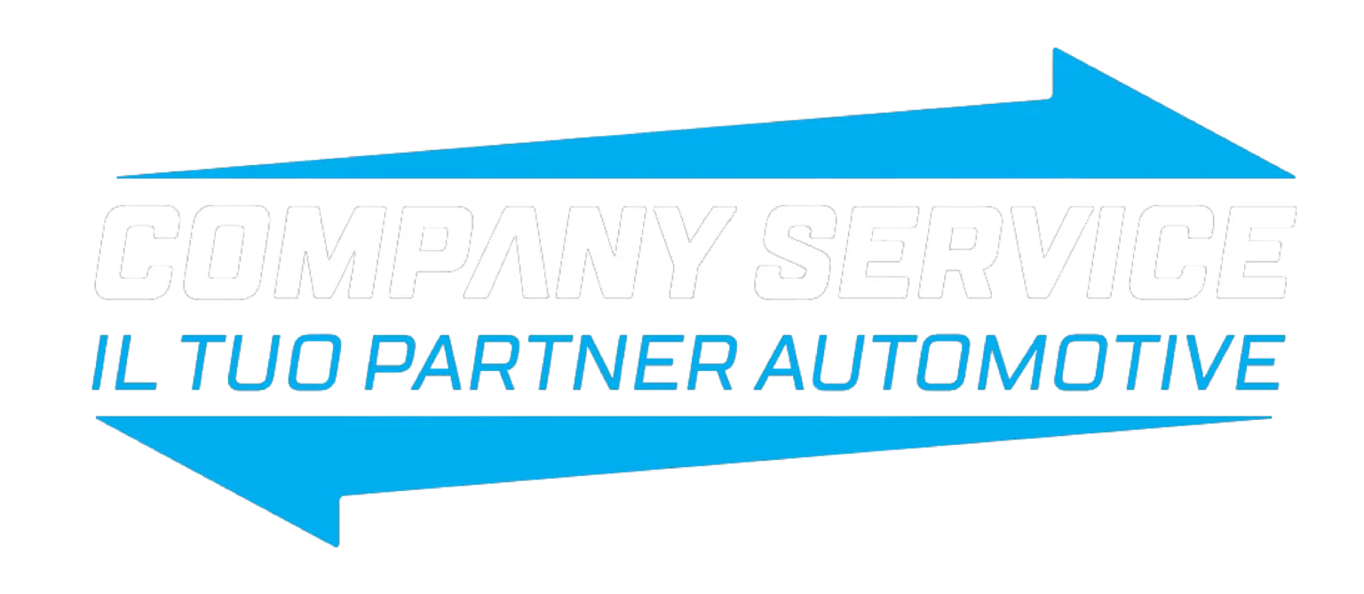 Un logo blu a forma di freccia con le parole COMPANY SERVICE in grassetto bianco e IL TUO PARTNER AUTOMOTIVE in testo blu più piccolo sotto di esso su sfondo nero.