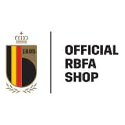 Il logo dell'Official RBFA Shop presenta uno scudo a strisce verticali nere, gialle e rosse, la scritta 1895, una corona in alto, rami di alloro e OFFICIAL RBFA SHOP a destra, che riflette pr